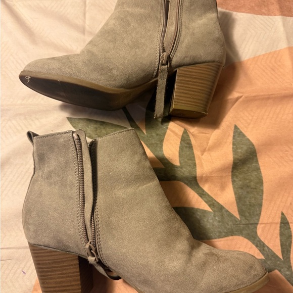 Old Navy Tan Ankle Boots with Suede Material and Stacked Heel - Picture 1 of 7